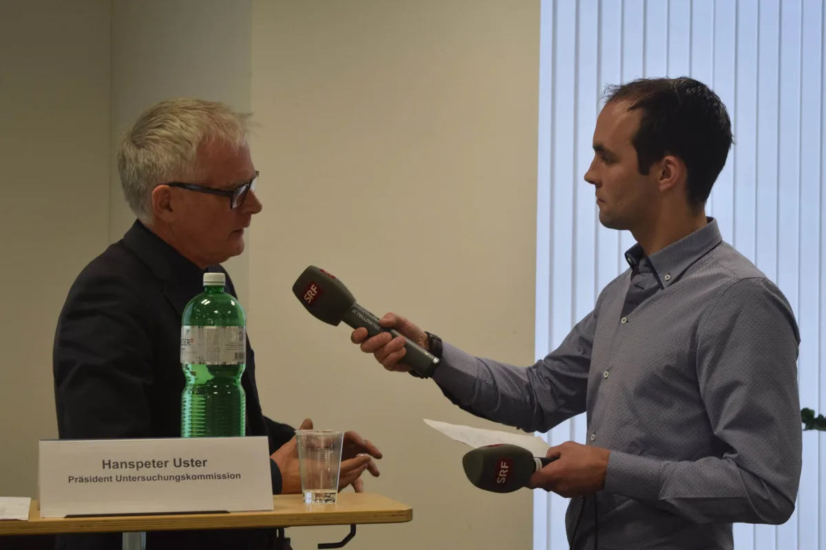 3575b0ebb67f7e0fb7b06c6561318032b57e9686 Hanspeter Uster (links) stellt sich den Fragen der Journalisten. (Bild sgi)