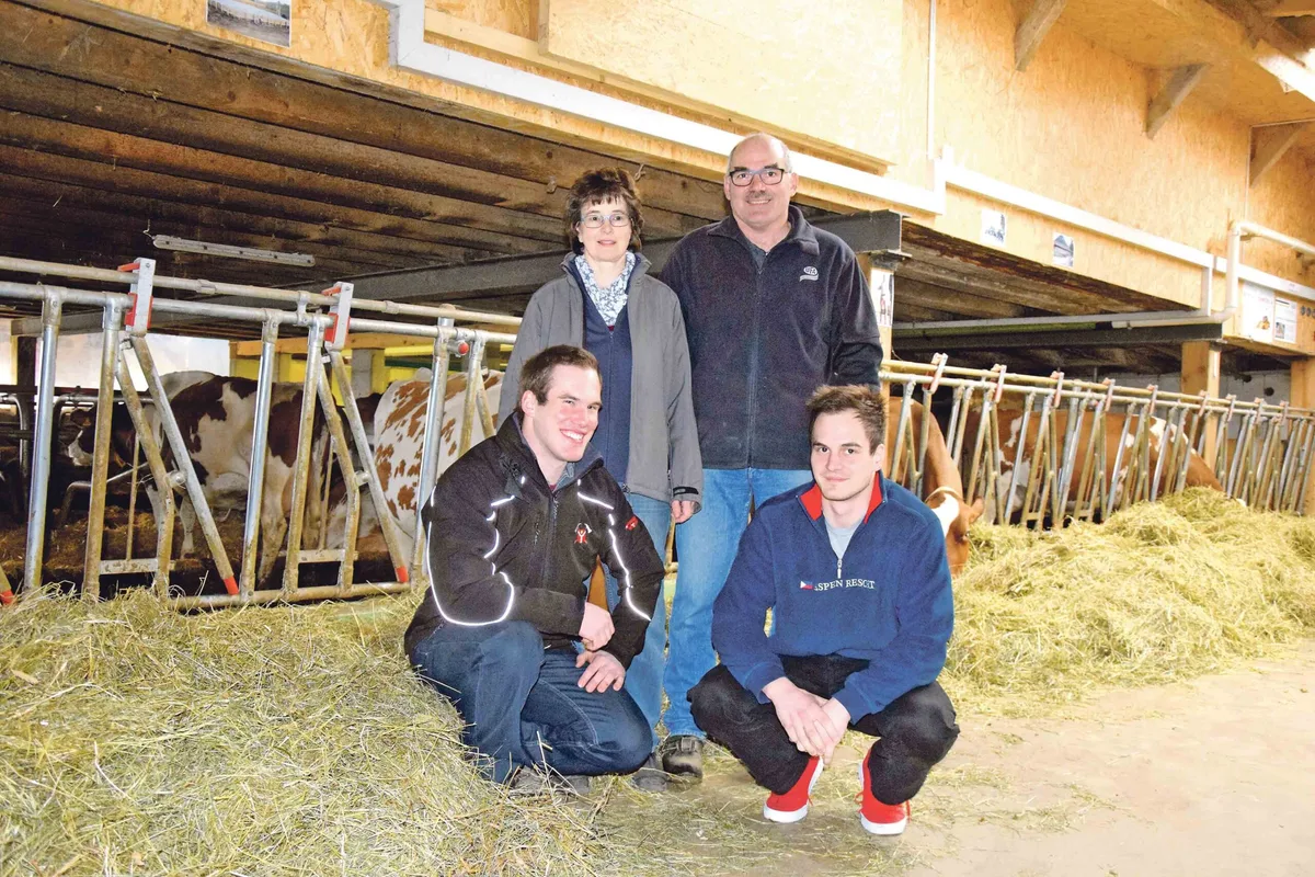 66d5816f0cdbbe4ba44e02eb2cb31c3fd869e790 Marianne und Thomas Zaugg mit ihren Söhnen Matthias (l.) und Simon. Matthias will später einmal den Betrieb übernehmen, und Simon ist in der Autobranche tätig und zurzeit am Technikum. (Bilder Peter Fankhauser)