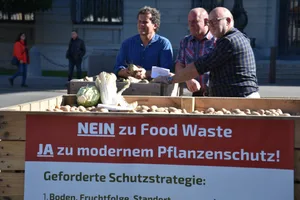 Ein moderner Pflanzenschutz ist sinnvoll, um Food Waste zu vermeiden, so die Hauptbotschaft der Aktion auf dem Bundesplatz.
