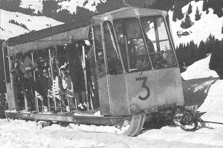 Der «Funi» sieht aus wie eine Zahnradbahn und&nbsp; wird dank seiner Kufen aber nur über den Schnee gezogen. (Bild zVg)