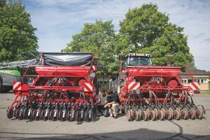 Zu Versuchszwecken wird das Getreide an der SFF mit der Horsch Express 3KR einmal mit (links) und einmal ohne Saatgut-Vereinzelungs-Technik ausgesät.
