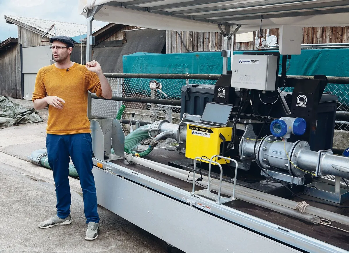 dcec90e79b4e609c6d20f1f00d260103c6e8200b697f15e1c441c622eb347c42 Projektleiter Thomas Steinsberger stellt die mobile Messstation mit Nahinfrarotsensor vor. Das Gerät analysiert die Gülle in Echtzeit.