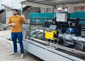 Projektleiter Thomas Steinsberger stellt die mobile Messstation mit Nahinfrarotsensor vor. Das Gerät analysiert die Gülle in Echtzeit.