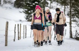 Ein Winterspaziergang in Badehosen kann gesund sein. Helena Hefti (vorn mit roter Mütze) erklärt den Teilnehmern dieses Kurses, worauf dabei zu achten ist.