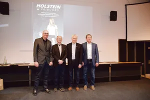 Francis Terreaux (Erster v.r.), Präsident von Holstein Fribourg, und der Geschäftsführer Jean-Charles Philipona (Erster v.l.) im Austausch mit den ehemaligen Präsidenten von Holstein Canada Germain Lehoux (Zweiter v.l.) und Robert Chabot (Dritter v.l.).
