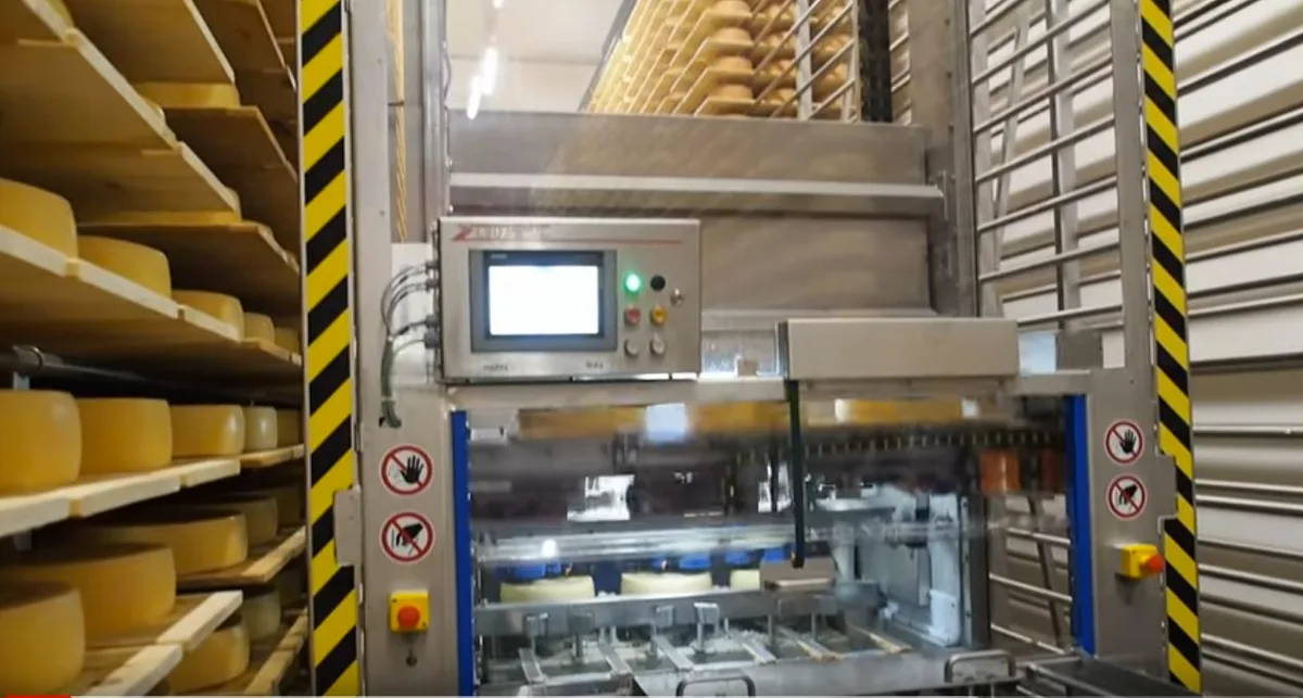 71420afb2a62dda322ea506db61d8aea1e4a8d76 Die Käserei in Orsière verfügt über einen robotergesteuerten Reifungskeller. (Symbolbild Screenshot Youtube/Das- Käseportal)
