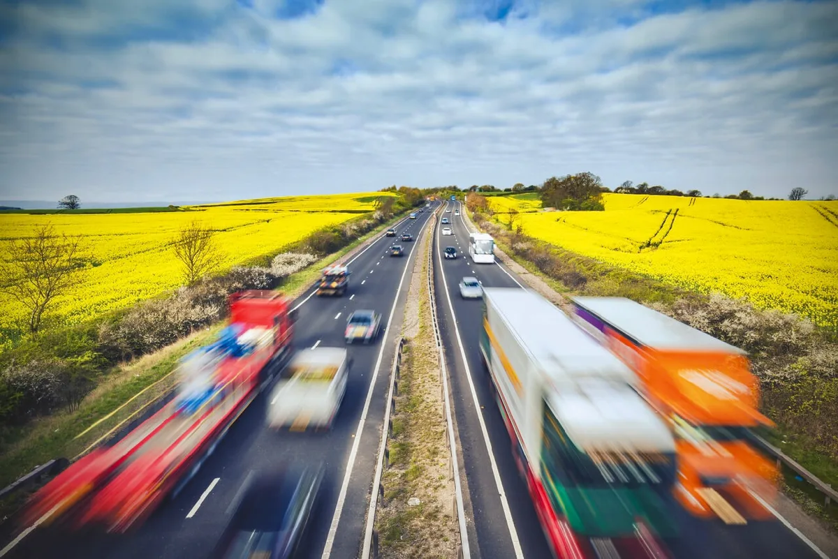 bb34af9ee4ca08ad68c062dd58012e4c63eb16fa Strassenverkehr auf einer Autobahn mitten in Landwirtschafts-Land. Bild: Adobe