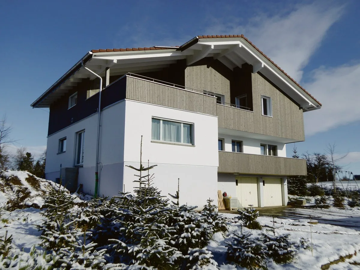 29ba73be0d796767abdb294074aac3302eb4061f Der Ersatzneubau für ein Wohnhaus mit zwei Wohnungen. Viel Holz, aber nicht nur. Unterbau und gemauertes Treppenhaus (l.) wurden übernommen. (Bild Hubert Meier)