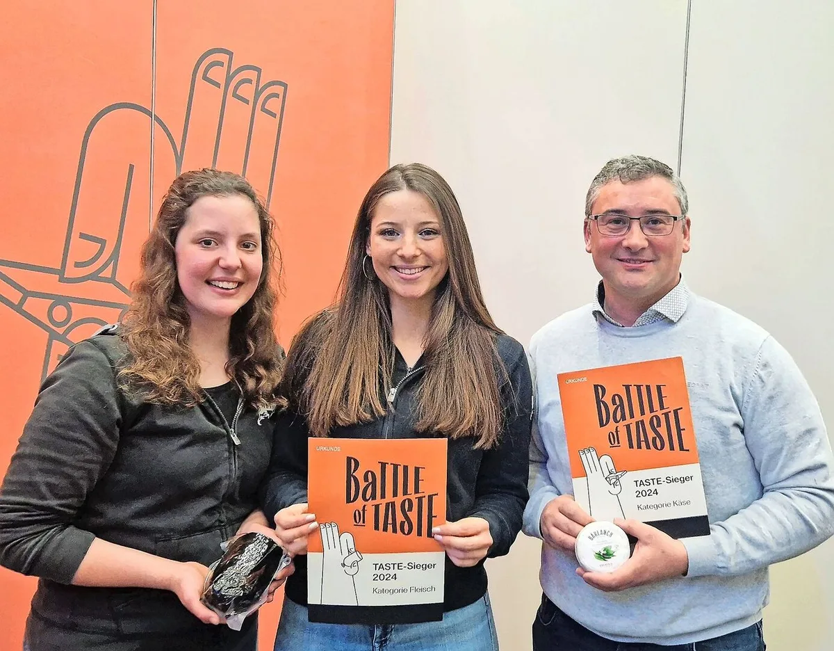 3b912f57322dff798b4981cc3d9fce6b6ddabcca8a1e2c6d64cd5ea546d26218 Jolanda Rusch und Salome Lopardo sowie Matthias Ehrenzeller freuen sich über den Titel Taste-Sieger 2024.