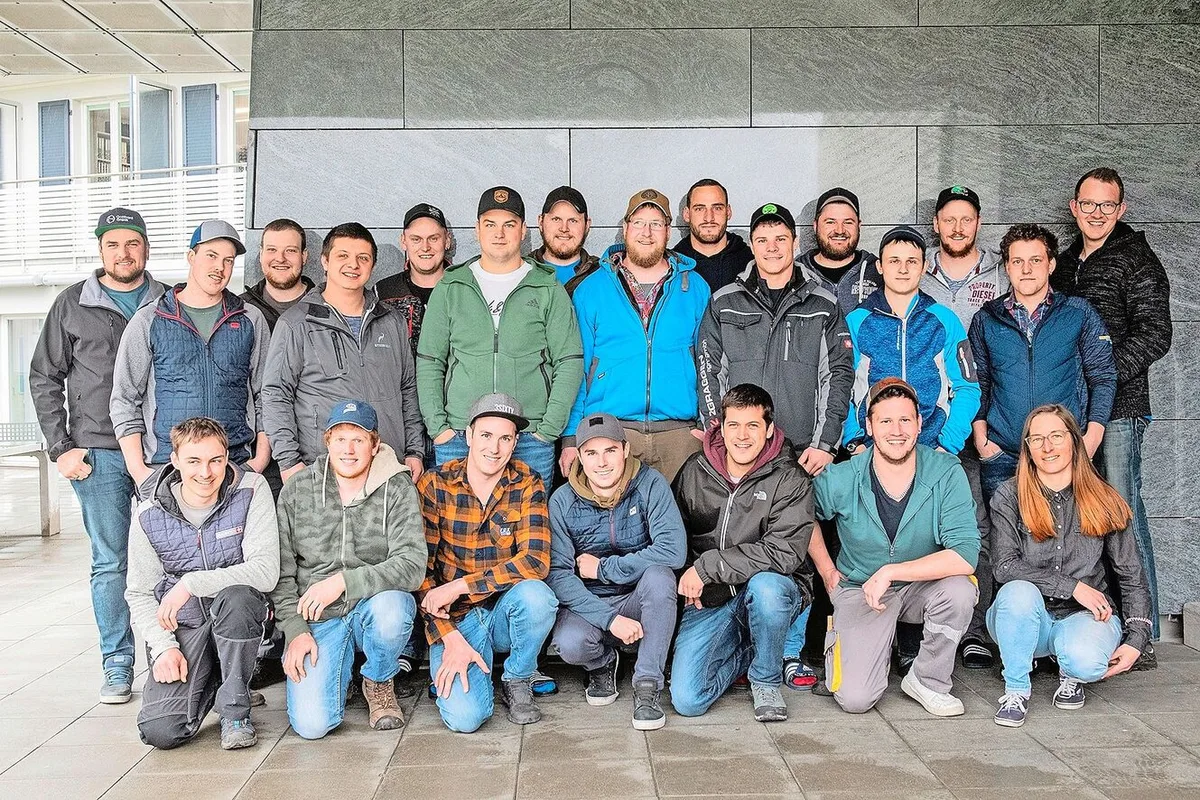 67d02fa58d6c0adbb78fe87052047db30c21830b1122fb12faf8573263b4780f Die erfolgreichen Absolventen und die Absolventin der NHB Landwirt EFZ am BWZ Uri, Abteilung Landwirtschaft in Seedorf.
