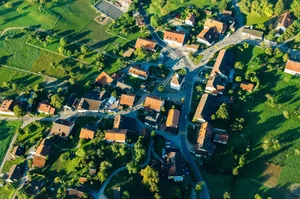 Die Bodenstrategie Schweiz sieht vor, dass im Inland bis 2050 netto kein Boden mehr verbraucht wird. Gehen beim Überbauen Bodenfunktionen verloren, müssen diese andernorts durch eine Bodenaufwertung kompensiert werden.