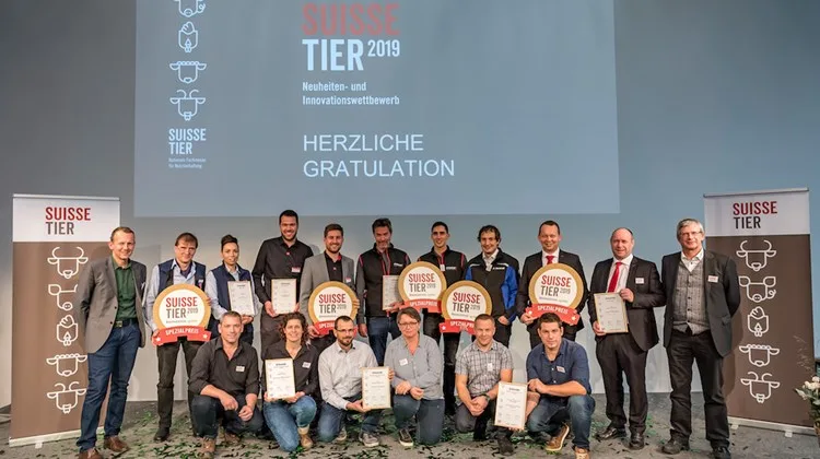 ae1b83e08cb7db3a5574249bbaa0325ece1fb4f3 Matthias Schick (r.) bei der Verleihung des Innovationspreises 2019. Der Gastautor ortet grosse Innovationskraft in der Landwirtschaft. (Bild zVg)