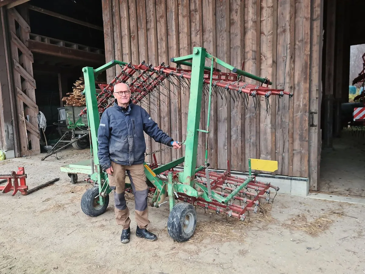 dfd1db9868d20b14de7af4c9849df914573e05d31cc027c85f2a47a16f381278 Diesen Striegel nutzt Christoph Schmid seit gut 30 Jahren. Die Maschine prägt den biologischen Anbau und erbringt bei einem gezielten Gebrauch eine gute Einsatzwirkung.