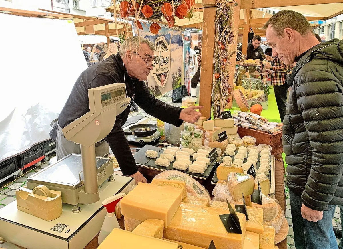 b270d6e399e8af3409f0e881c1be85c237362441bb11ba962f1ec695dc1d1736 Thomas Schweisser (l.) verkauft nicht nur den Käse mit Leidenschaft, sondern erzählt jeweils auch die Geschichte hinter den Produkten.