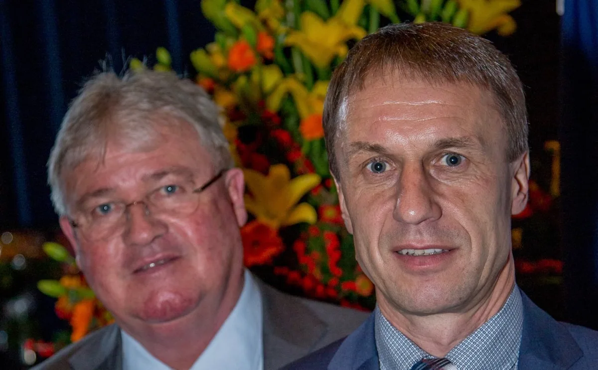 be932ecc0b62020e716d0d0fcf109e570acc7d72 Reto Grünenfelder (rechts) mit seinem Vorgänger Markus Zemp. (Bild Braunvieh Schweiz)
