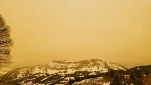 Ein eher seltener Anblick: Der Hohgant im Wüstennebel. Eine derart hohe Konzentration an Saharastaub in der Luft ist aussergewöhnlich.