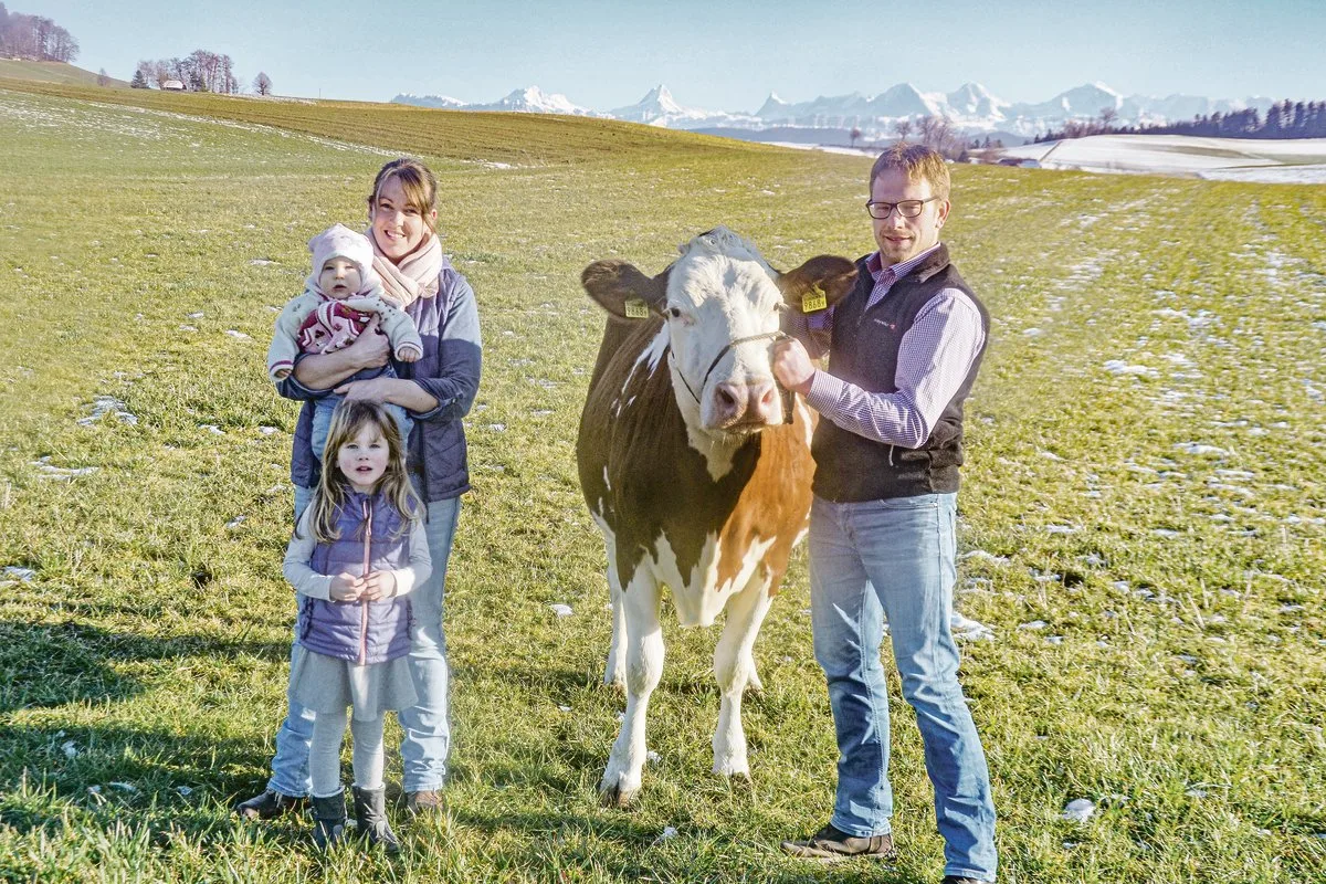 8b92a9d2096ce5bbd6d55bf31e2c03d05d5ec4d1 Daniela und Adrian Stotzer mit den Kindern Murielle und Flavia. An der Halfter die Kuh Stotzer Goran Sidney, welche mit fünf Jahren schon viermal abgekalbt hat. (Bilder Peter Fankhauser)