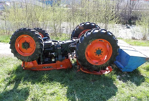 9be05238650bee65e5c80a3efcb63ac7be94cf92 Ein grosser Sachschaden und eine verletzte Person, forderte der Unfall. (Bild Kapo AI)