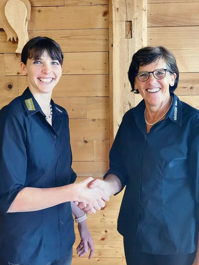 729dd1ff267515d23dc417be3f7f7012d720a4bb182f7202a9da15e7b554aacc Gastro: Monika Inderbitzin (l.) löst Mutter Anni ab.