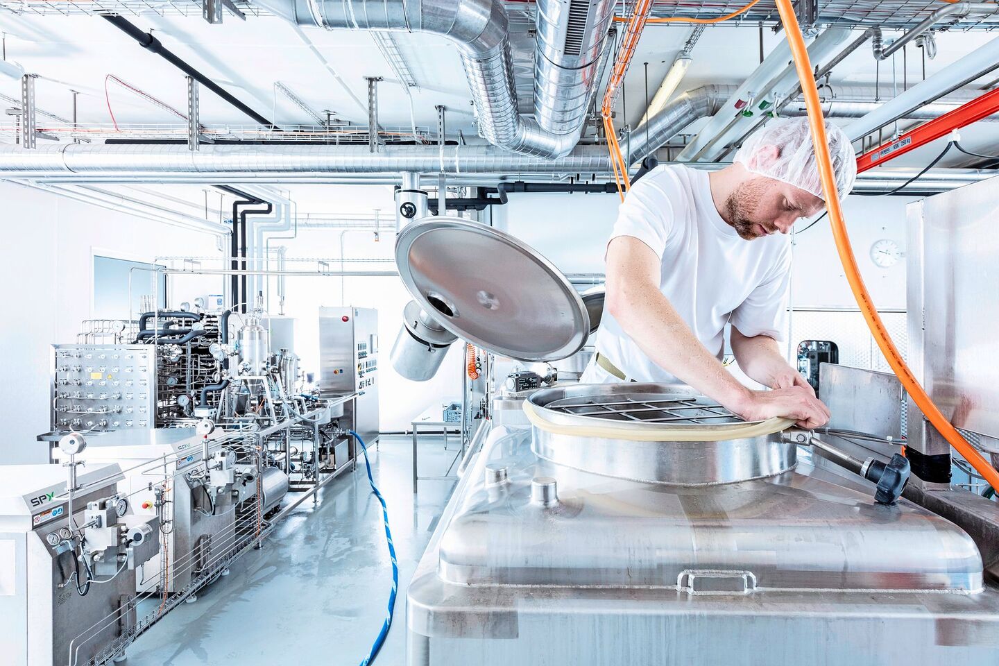 Produktion in Emmen: Wenn die Milchproduzenten unzufrieden sind, hätten alle verloren, sagt Milcheinkäufer Reto Hübscher.