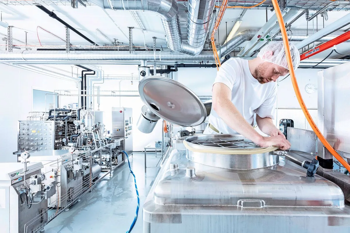 Produktion in Emmen: Wenn die Milchproduzenten unzufrieden sind, hätten alle verloren, sagt Milcheinkäufer Reto Hübscher.