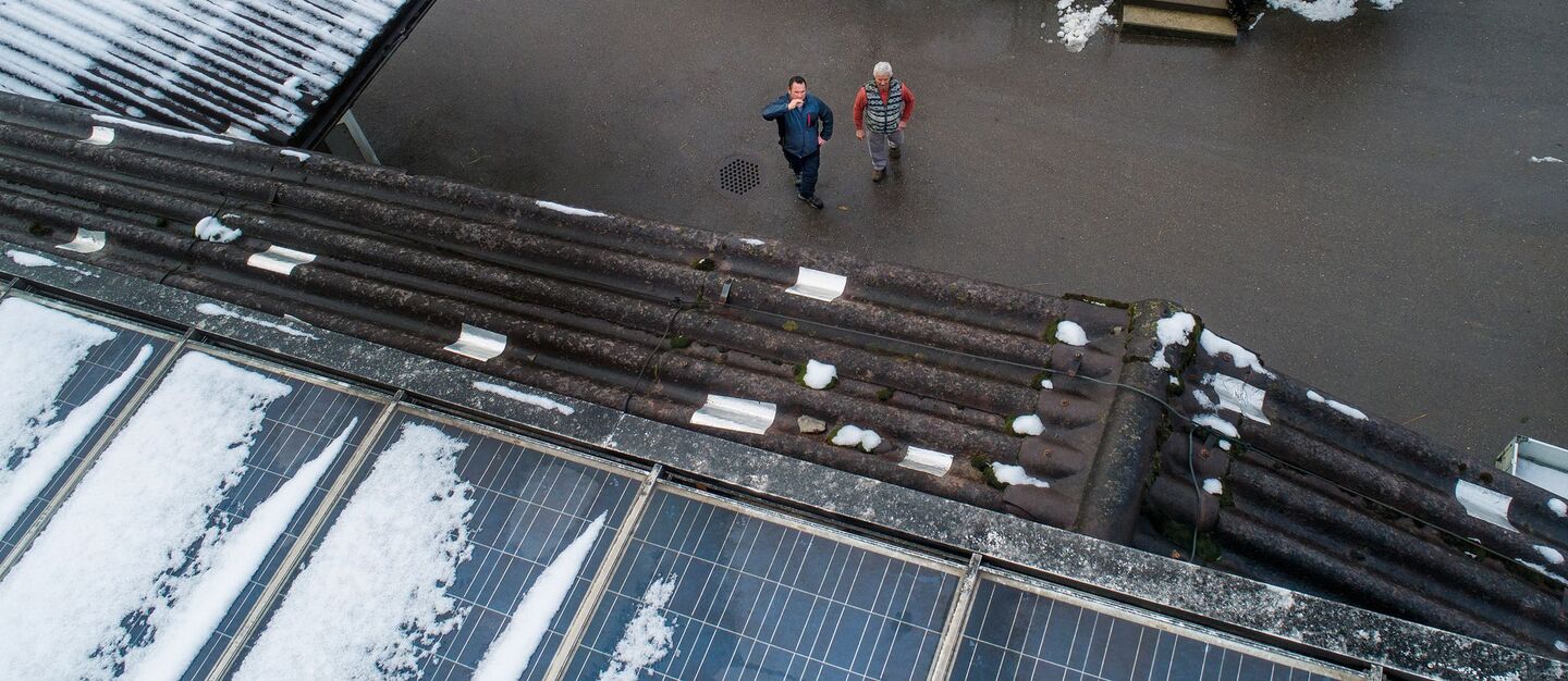 Ein Hagelsturm hat die Dächer und Photovoltaik-Anlage auf dem Betrieb Stöckweid beschädigt. Die Schäden sollen noch vor der Betriebsübergabe behoben werden.