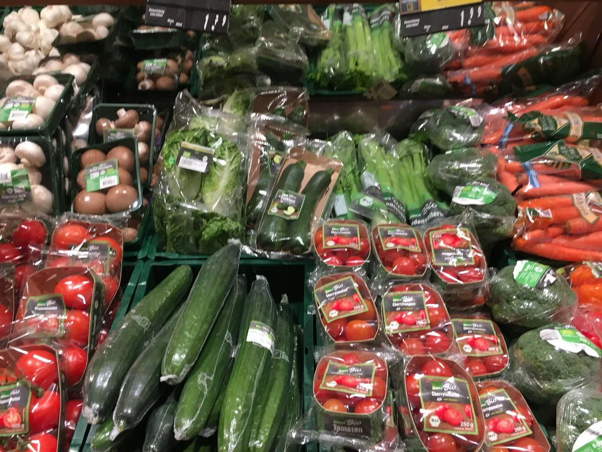 bbc3a3a35f52d090a3177d2fc5158468964115d3 Vor allem Bio-Gemüse ist meistens in Plastik gehüllt. (Bild Twitter Mara Veigel)