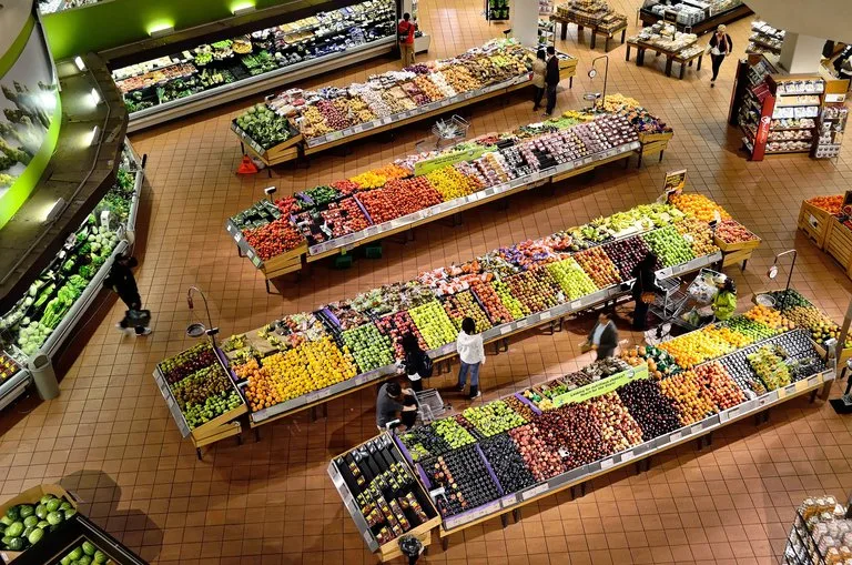29367f2abffb83006fbb786030b92bf029b428de Riesige Auswahl in einem Supermarkt - wonach greifen die Konsumenten? (Bild pd)