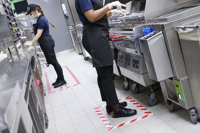 9a4e2938f681a54da7e87f75924ac62da43f215d Auch in der Küche setzt McDonald's auf ein strenges Sicherheitskonzept. (Bild McDonalds)
