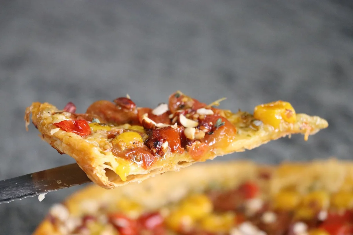 da5c97c5e3a609a621525c610761b759331e7b67 Die fertige Tomaten-Tarte. (Bilder rae)