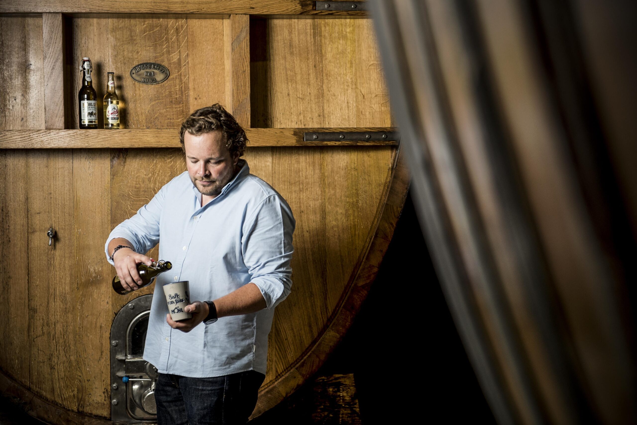 Christoph Möhl im Holzfasskeller. «Hier kann ich am besten neuen Ideen entwickeln», sagt der 36-Jährige. (Bild zVg)