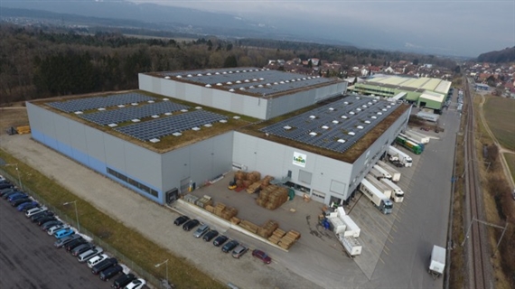 Die Photovoltaikanlage auf dem Dach der Landi-Plattform West wurde zusammen mit der Solvatec realisiert. (Bild Landi Schweiz AG)