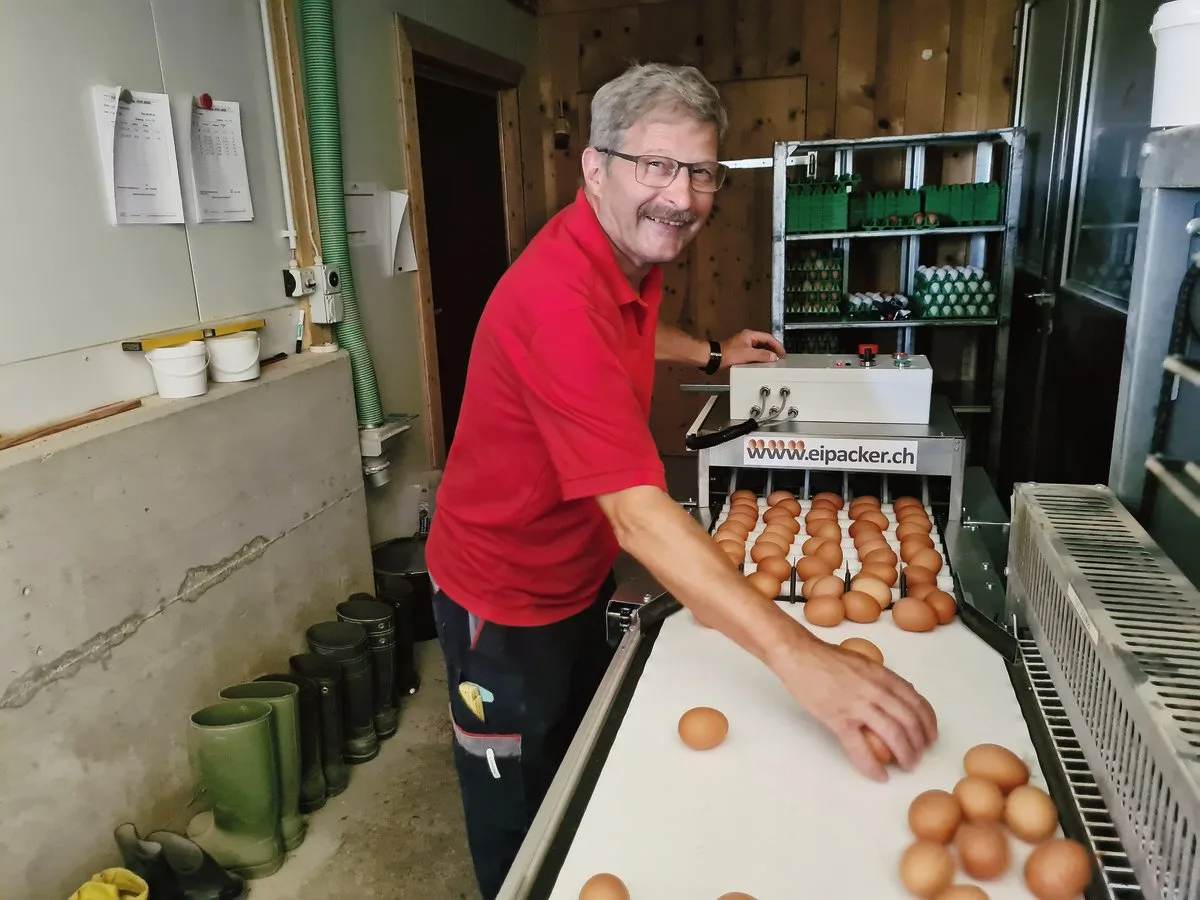 f5b1475d5f718a239f180b3d17d3942cce12374f Pius Wey mit seiner selber entwickelten Eierpackmaschine. Bild: Beat Schmid