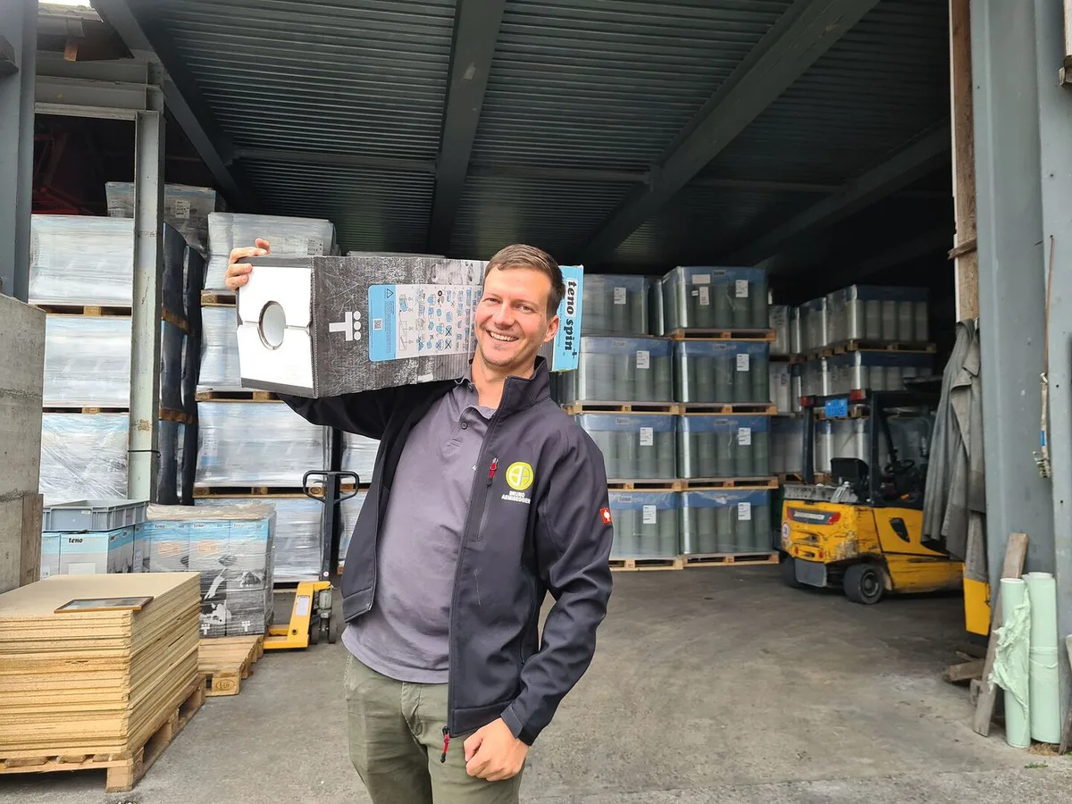 315fa03b72b25404b47dab101e47ef45f15ec394b74066ca0144b203238b4eb1 Bruno Aemisegger liefert mit seinem Unternehmen Verbrauchsmaterial für die Siloballenproduktion.