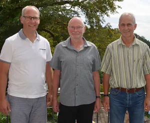 Der neue Betriebsleiter Jörg Thalmann, Ernst Lehmann und Jürg Fatzer (v.l.) informierten an der zum Geschäftsgang der Thurgauischen Käse-Reifungs AG.