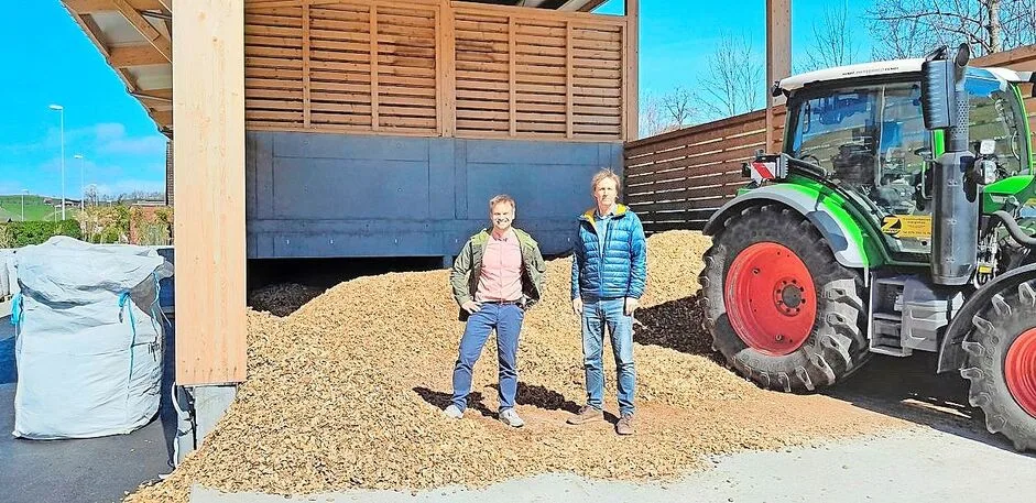 7426b5123314526aca74ffc6bf24084cc1fed9a62ef81ed024589970ebc5c198 Benjamin Schmeisser und Sylvan Oehen (r.) von Energy Ocean beim Schnitzellager der Pyrolyseanlage in Luthern.