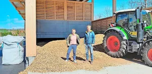 Benjamin Schmeisser und Sylvan Oehen (r.) von Energy Ocean beim Schnitzellager der Pyrolyseanlage in Luthern.
