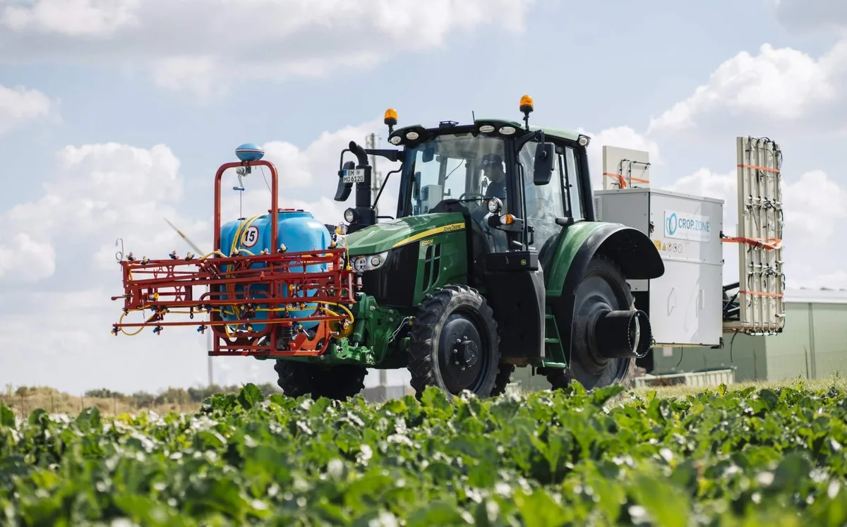 101f6f87ccc204b1ed4291e8749f204fc75ade7b Hier wird die crop.zone-Technologie zur Kartoffel-Sikkation auf einem Feld in der Nähe des deutschen Aachen eingesetzt, wo das Unternehmen seine Methoden entwickelt. (Bild crop.zone)