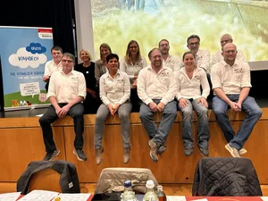 Der Vorstand und die Geschäftsstelle des Glarner Bauernverbands. Zweiter von links in der hinteren Reihe ist Fritz Waldvogel, der auf die Hauptversammlung als Präsident demissionierte.