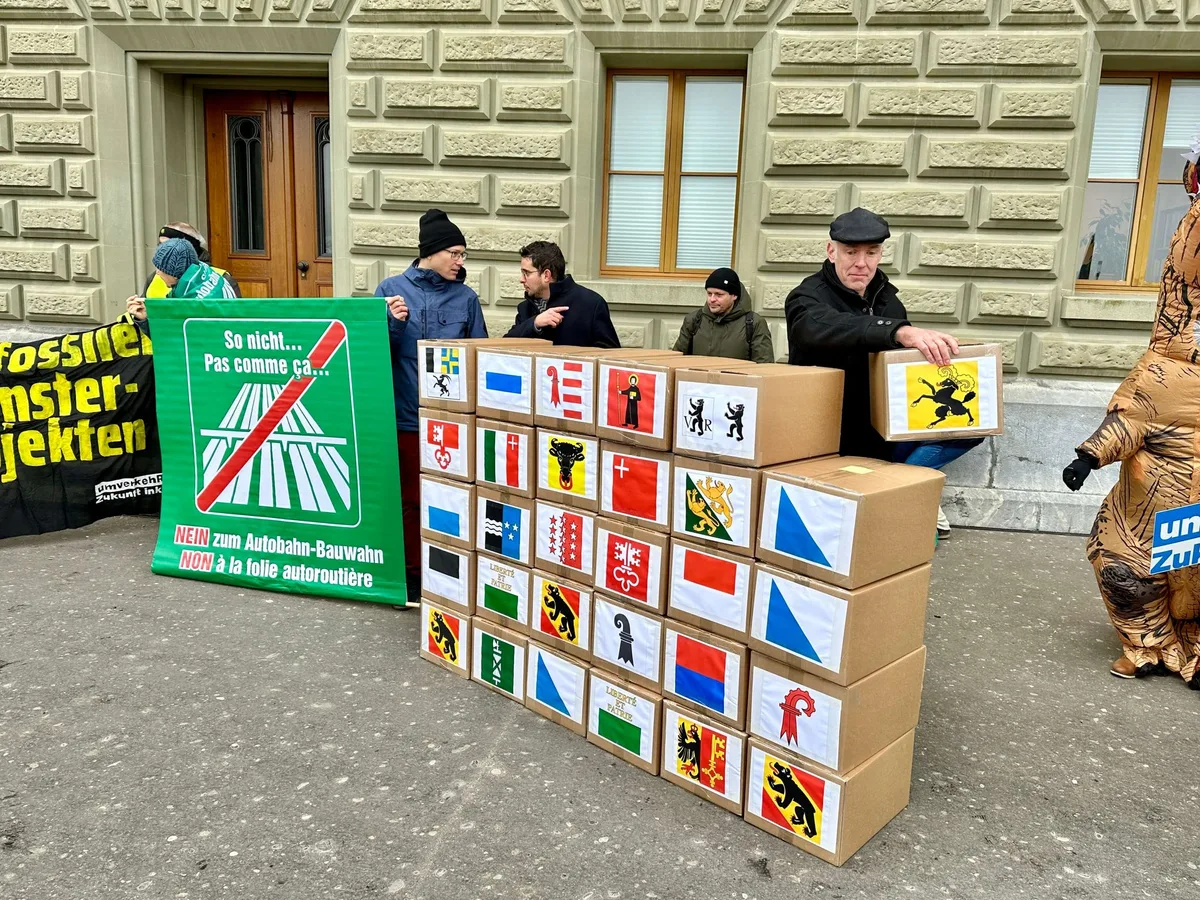 Kartons der Unterschriften für das «Referendum gegen den Autobahn-Bauwahn» vor der Bundeskanzlei.