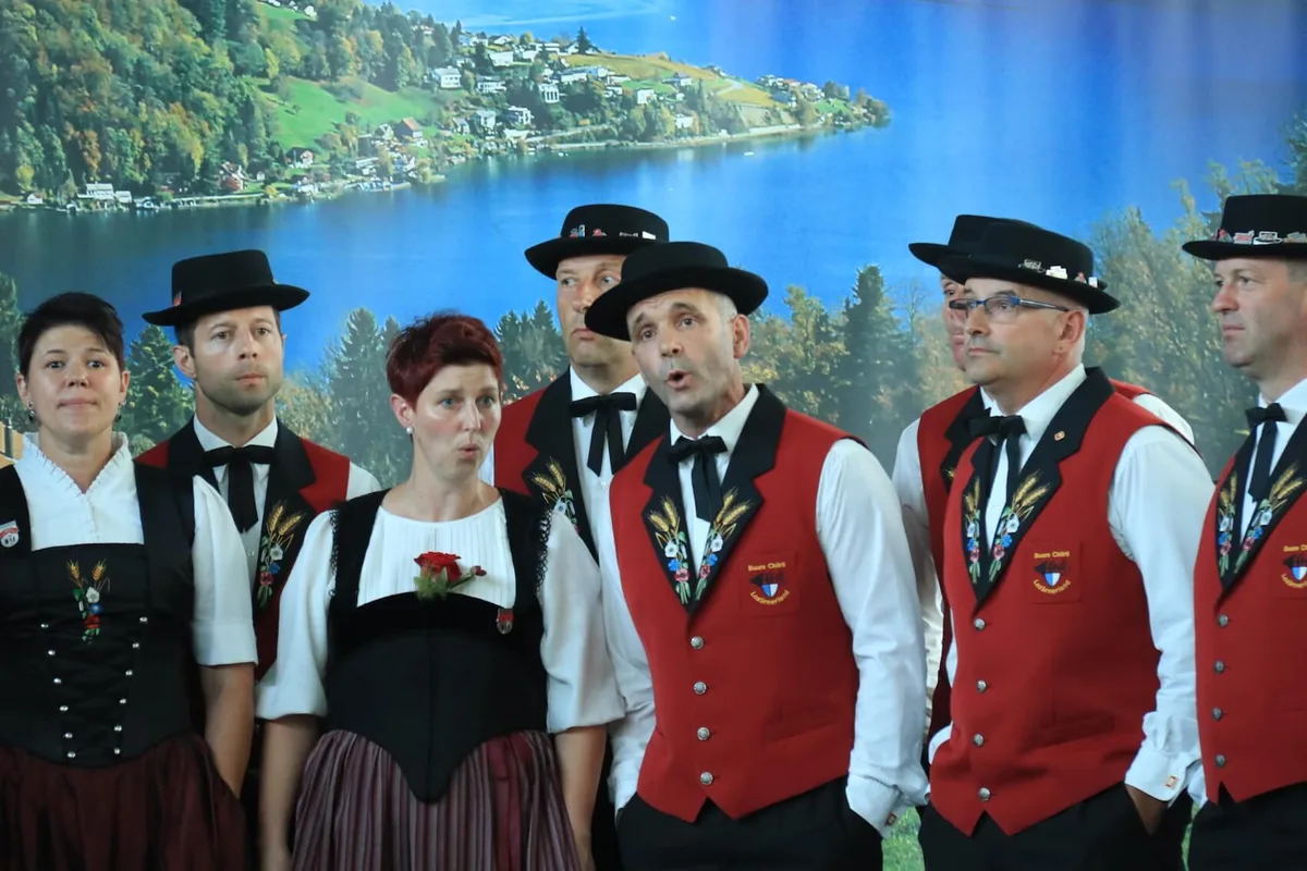 a85fff606e6406c0f5521884a090f84e86348dac Im Mittelpunkt: Am Jodlerfest in Horw sang Monika Kurmann zusammen mit ihrem Kollegen ein Solo. (Bild zVg)