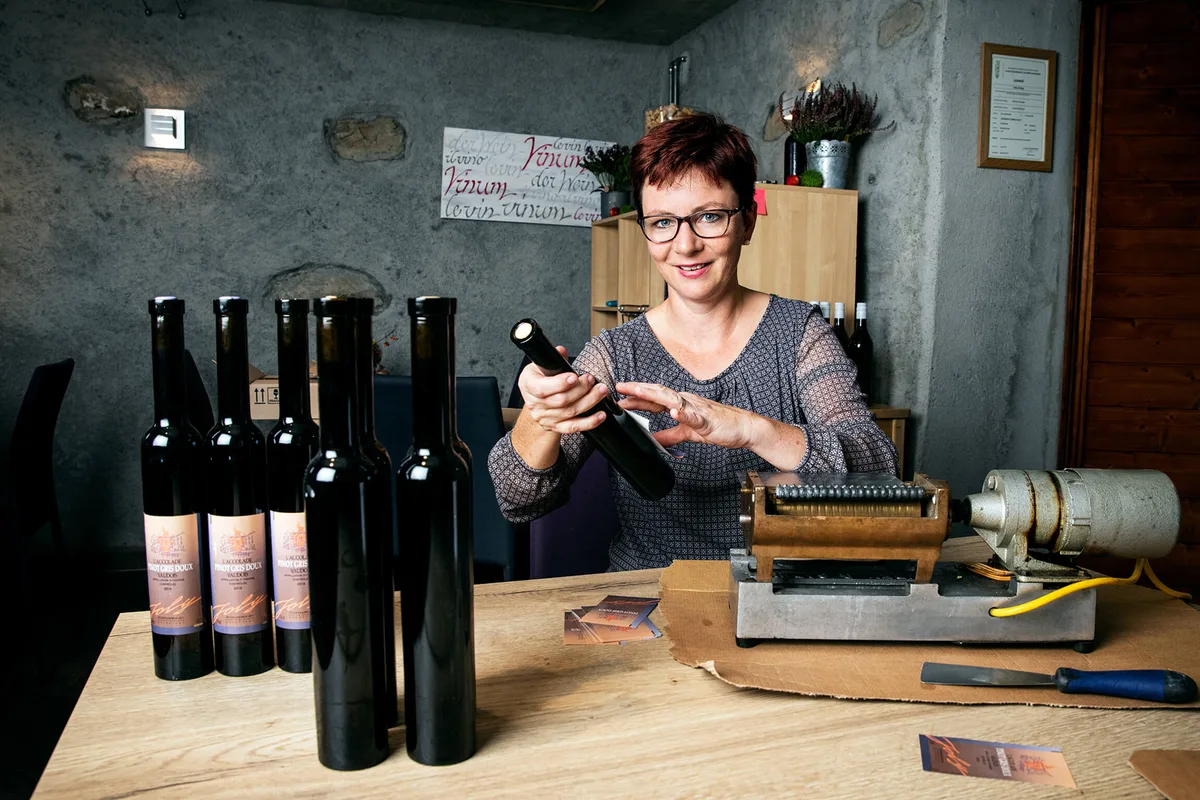 d2c4665e6b74c66806210a586baf10bf181afd72 Landfrauenküche 2019 - Aurélia Joly Foto-Shooting mit Ihren Weinen (Bild: SRF/Ueli Christoffel)