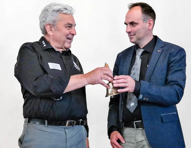 05c31e161ccdf652b0c92aa45261b97524d98caf Daniel Würgler übernimmt von Jean Ulmann (links) die Glocke für die Sitzungsleitung. (Bild Josef Kottmann)