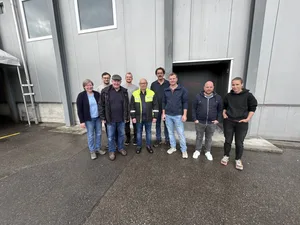 Milada Quarella Forni (l.) vom Strickhof organisierte die Betriebsbesichtigung, Inhaber und Geschäftsführer ist Kurt Wick (1. Reihe mit gelb-schwarzer Jacke), hinter ihm Roman Clavadetscher, ganz rechts das Ehepaar Beat und Barbara Rüeger.