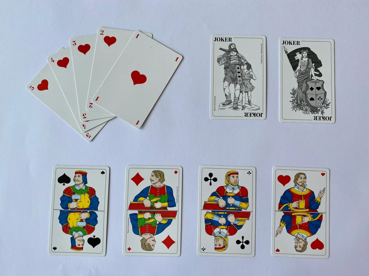 502f65cf203ff75c55ef85c66b843e3034d066f1 Diese Karten ergänzen beim «Fässler-Jass» das traditionelle Jasskarten-Set (Bild Cornelia von Däniken)