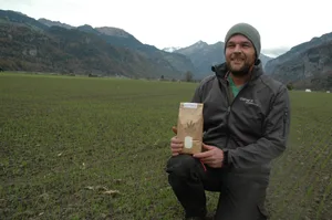 Landwirt Andy Huggler auf seinem Ende Oktober frisch angesäten Feld, woraus das besondere Haslimehl entsteht.