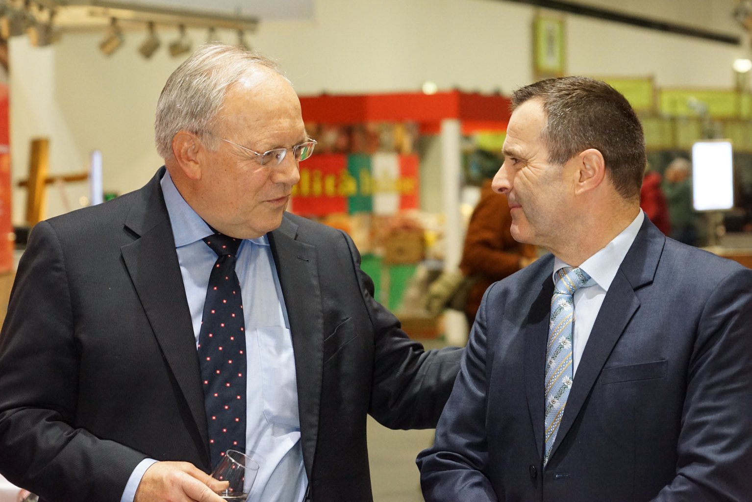 Bundesrat Johann Schneider-Ammann im Gespräch mit AMS-Präsident Urs Schneider. (Bild mr)