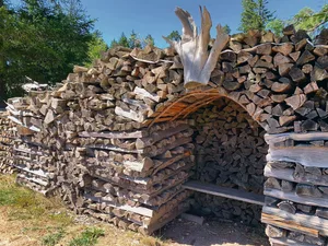 Kunstvoll angelegte Holzbeige mit Ruhebank. Wohl nicht dazu gemacht, trotz den derzeit hohen Preisen für Bennholz, bald wieder abgebaut zu werden.