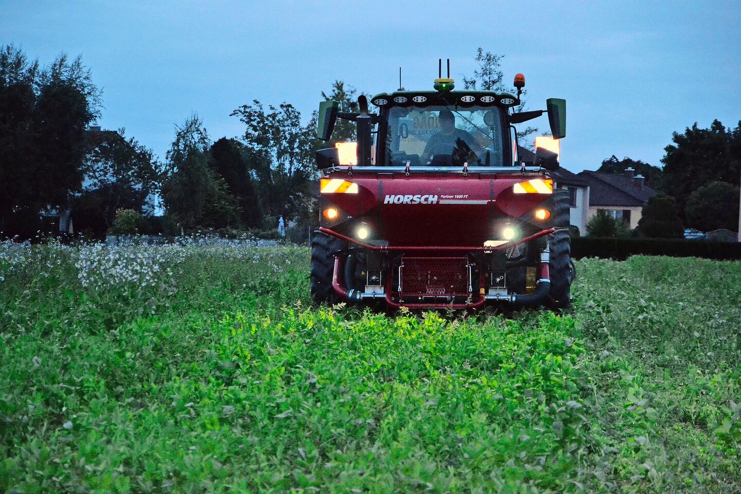 Letzter Programmpunkt der Veranstaltung: Direktsaat einer doppelten Gründüngung in die abfrierende UFA Legu Fit. Der forstharte Bestand soll im Frühling mit einer Messerwalze terminiert werden.