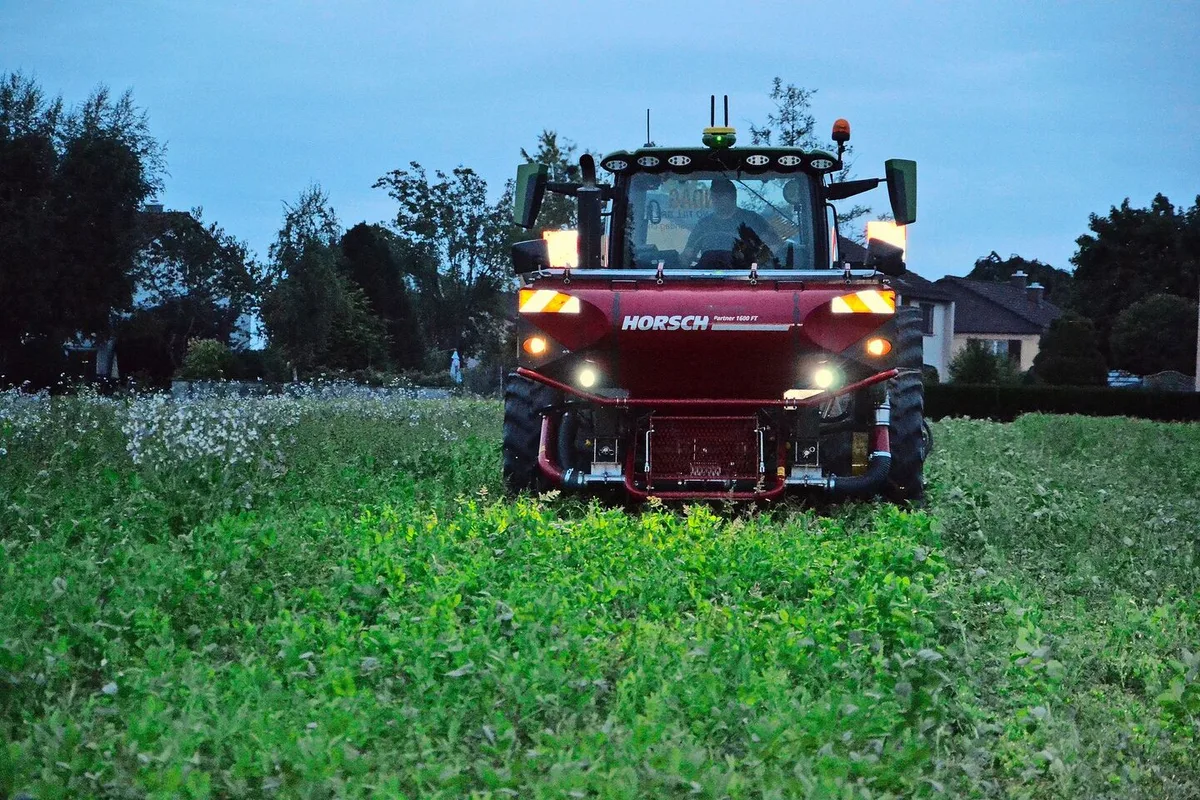 Letzter Programmpunkt der Veranstaltung: Direktsaat einer doppelten Gründüngung in die abfrierende UFA Legu Fit. Der forstharte Bestand soll im Frühling mit einer Messerwalze terminiert werden.